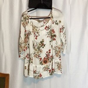 Lavish 1X floral top, by Lavish.